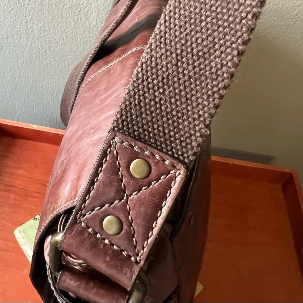 Fossil Distressed Brown Leather Messenger/Laptop Crossbody Bag Great Condition